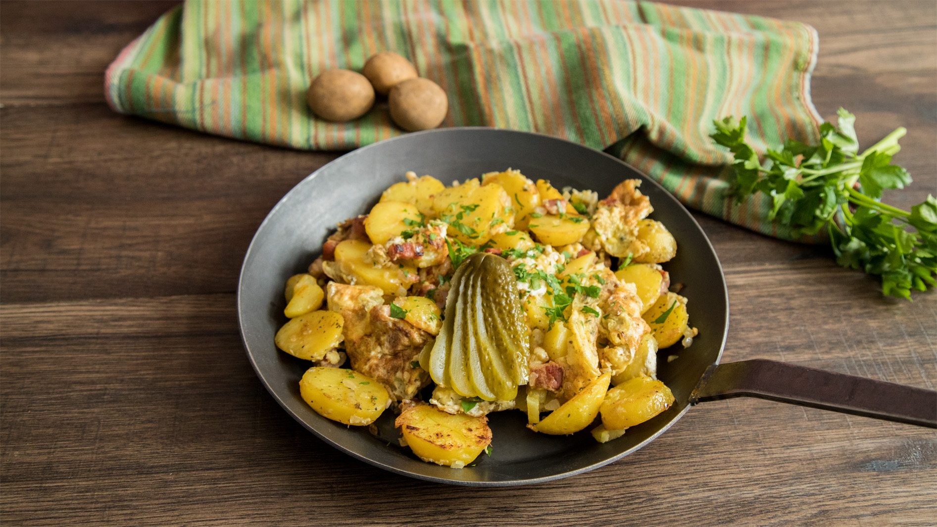 Deftiges Bauernfrühstück aus Kartoffeln Eiern und Speck