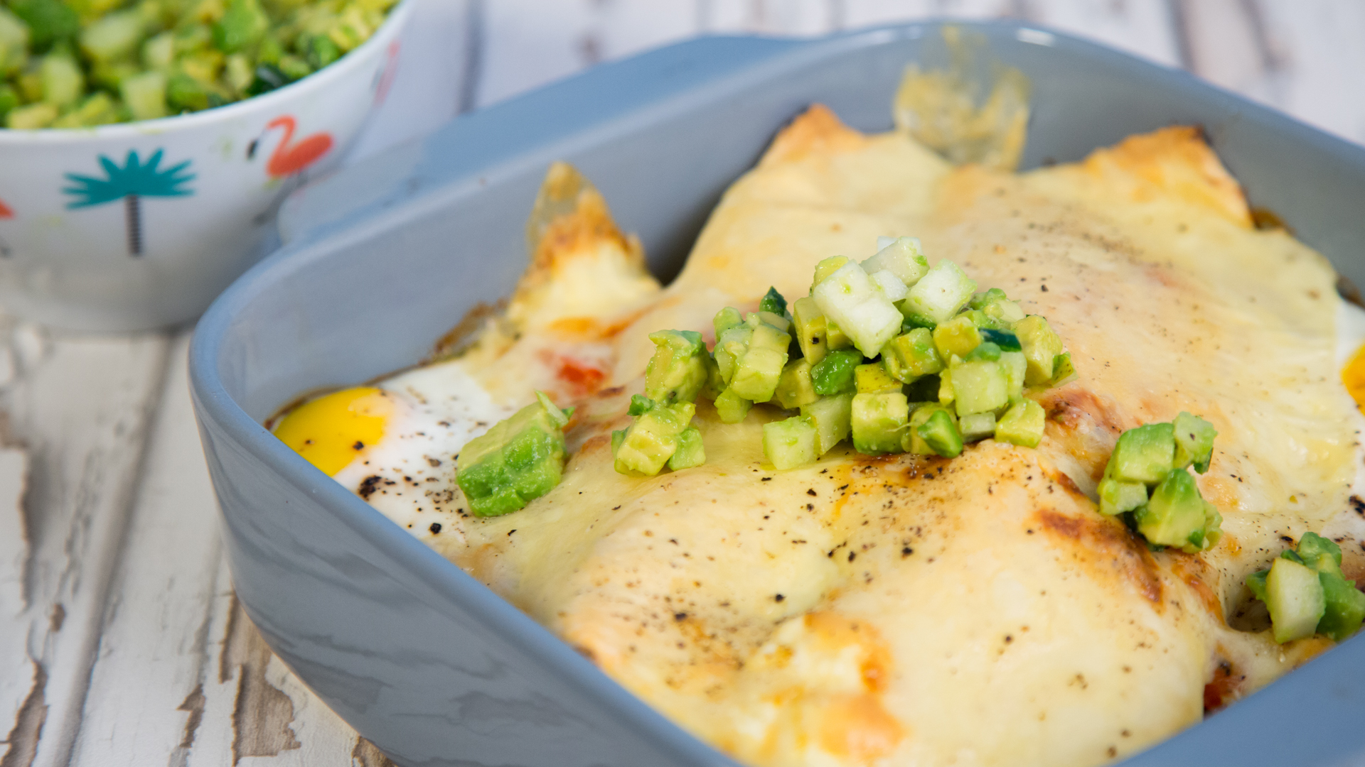 Überbackene Enchiladas mit Avocado und Erdnüssen