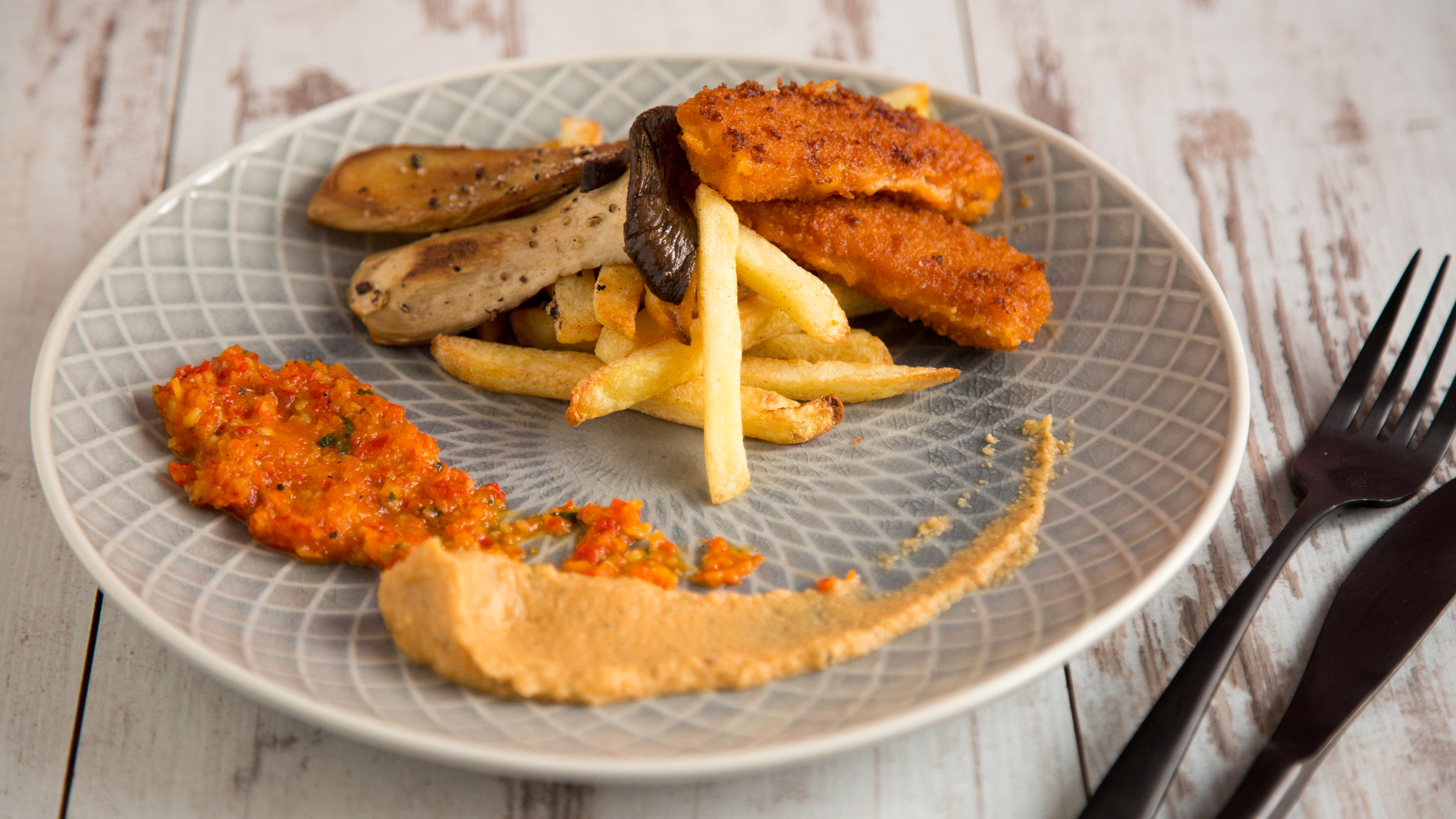 fish-and-chips-mit-bohnen-hummus-paprika-dip