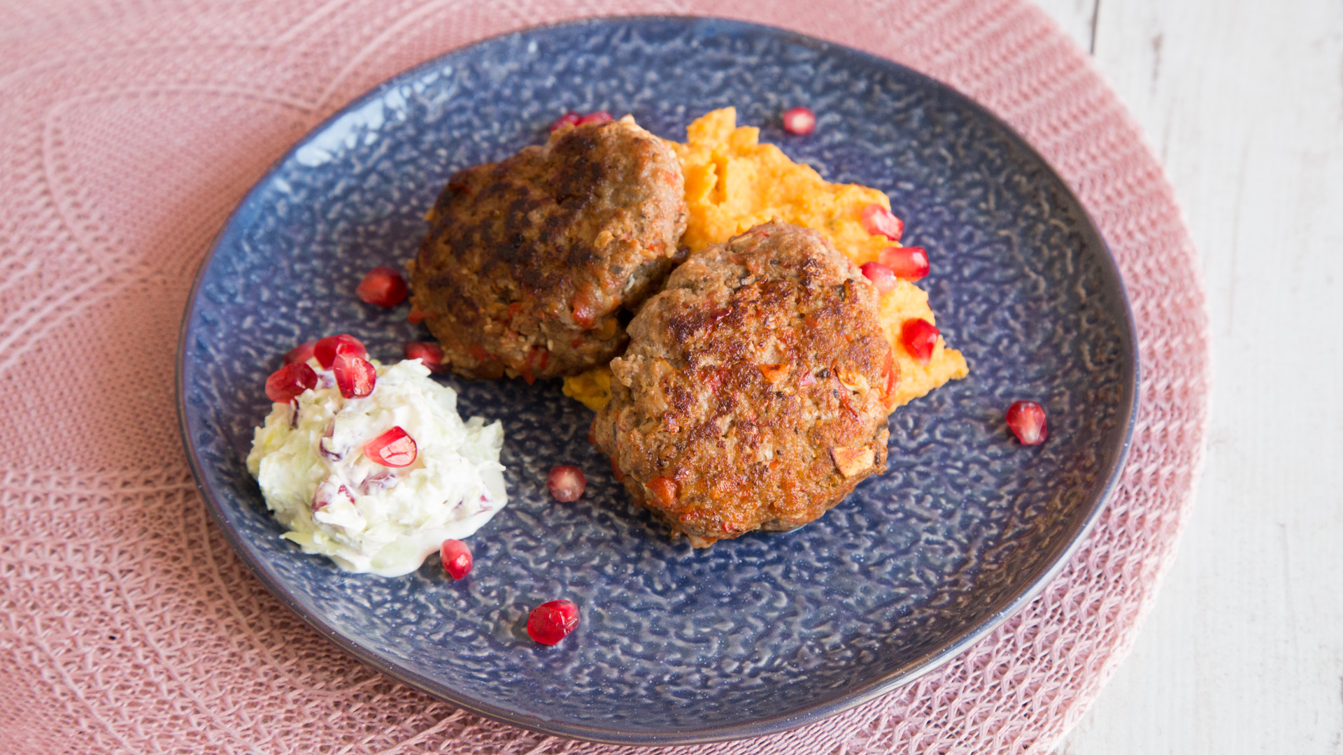 Leckere Paprika-Buletten mit Süßkartoffelstampf