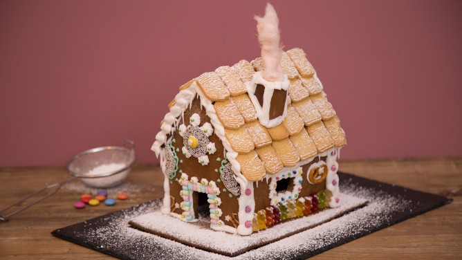 Süßes Lebkuchenhaus zum Nachbacken mit leckerer Deko Süßes Lebkuchenhaus zum Nachbacken mit leckerer Deko
