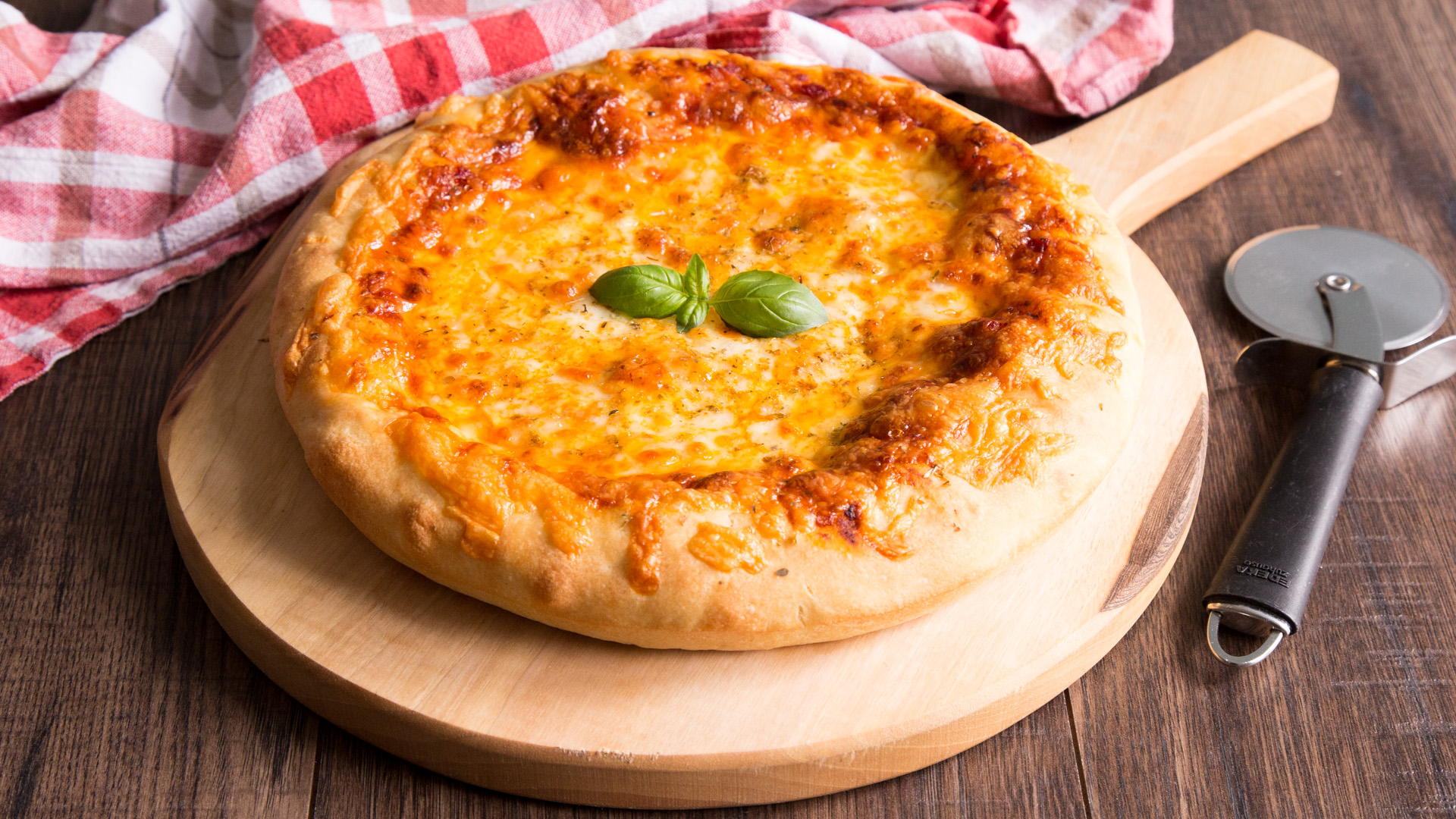 American-Cheese-Pizza mit Käserand