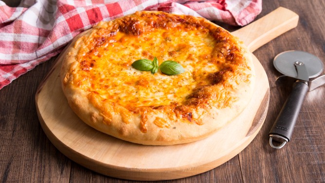 American-Cheese-Pizza