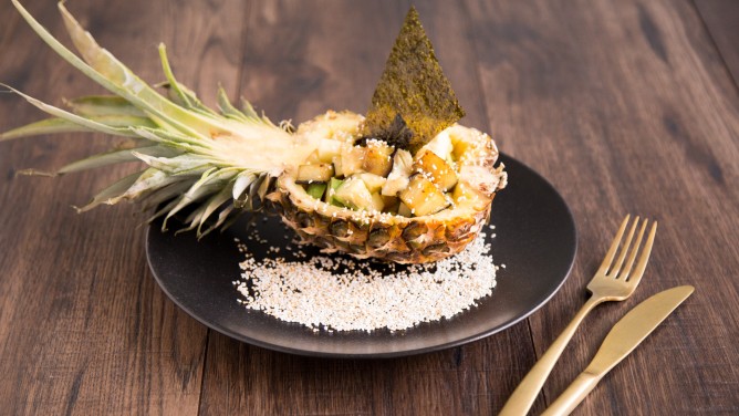 Karibischer Salat mit Ananas, Avocado und Aubergine Karibischer Salat mit Ananas, Avocado und Aubergine