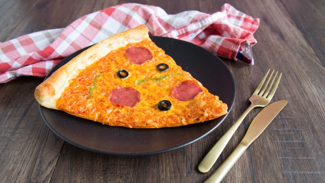 Selbstgemachte Salami-Pizza in zwei leckeren Varianten