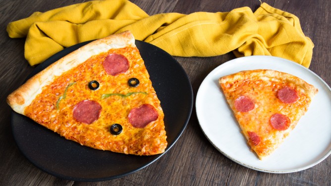 Selbstgemachte Salamipizza in zwei leckeren Varianten