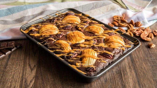 Versunkene Apfel-Brownies mit Pecannuss & Toffee-Drizzle Versunkene Apfel-Brownies mit Pecannuss & Toffee-Drizzle