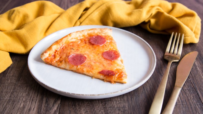 Selbstgemachte Salami-Pizza in zwei leckeren Varianten