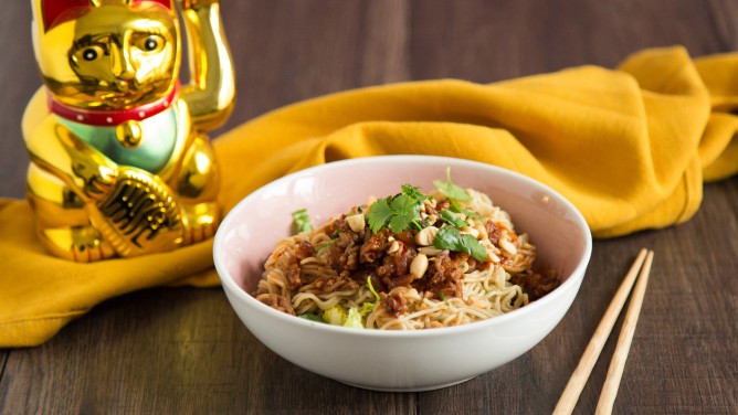 Mukbang: Spicy Asia-Nudeln mit Hackfleisch