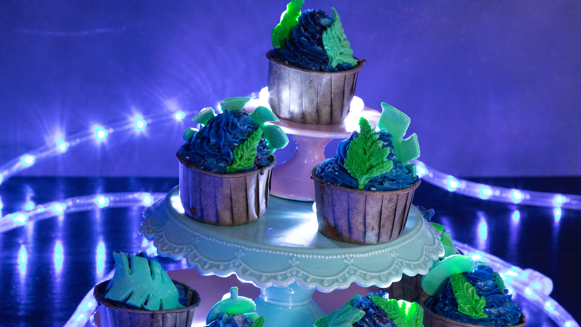 Schokoladen-Cupcakes mit Buttercreme und Himbeeren