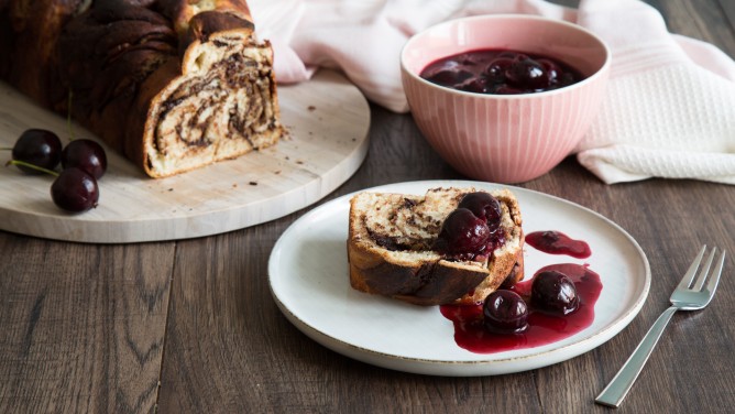 Babka mit Zartbitterschokolade und heißen Kirschen