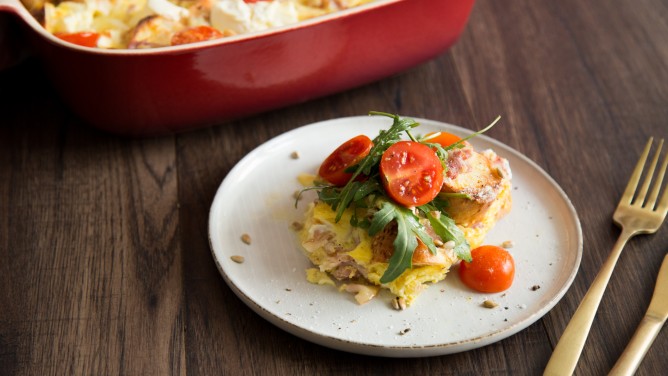 Bagel-Auflauf mit Bacon, Bergkäse und Eiern  Bagel-Auflauf mit Bacon, Bergkäse und Eiern