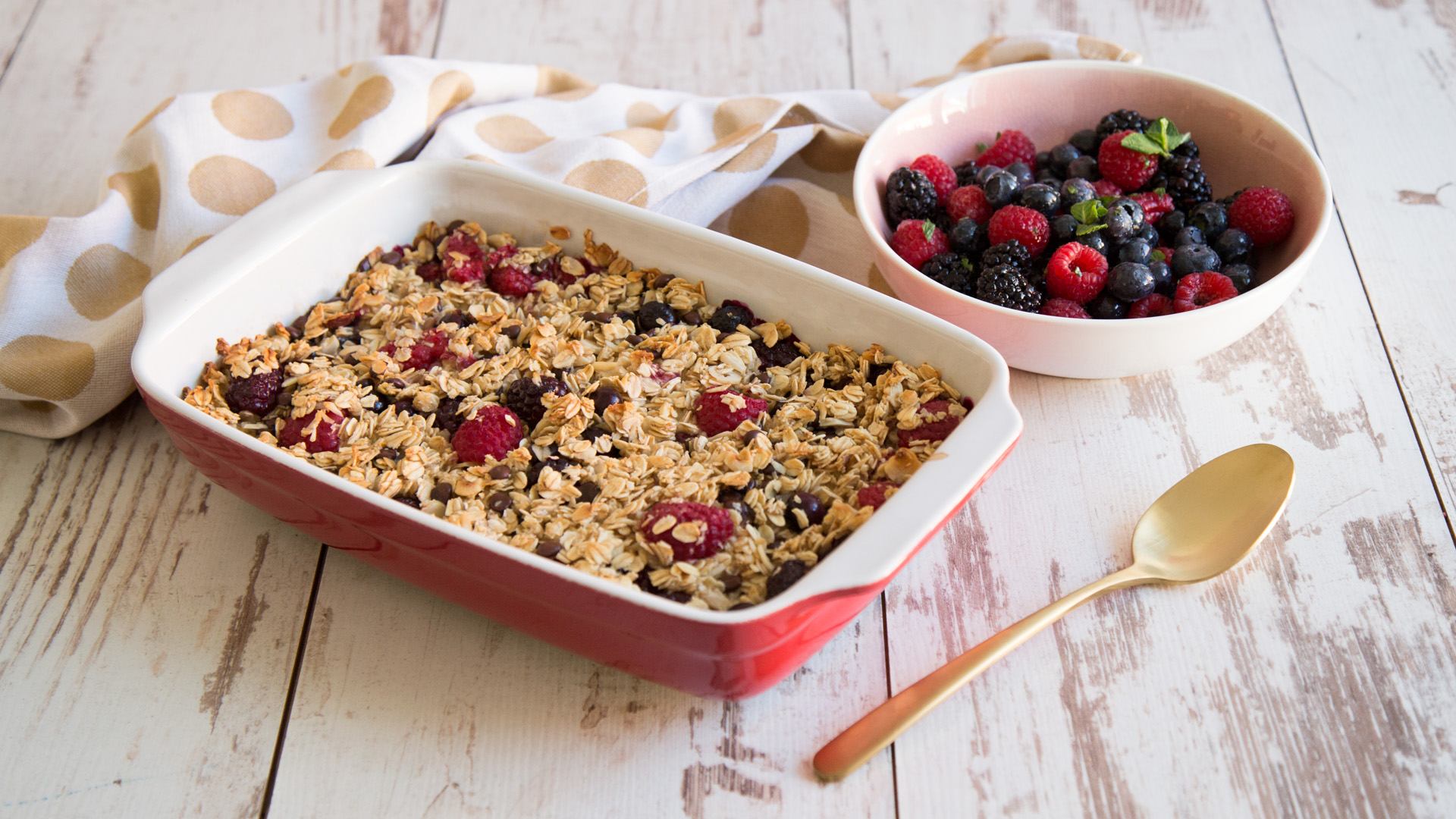 Baked Oatmeal mit frischen Beeren und Schokotropfen