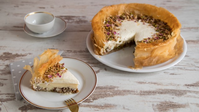 Baklava Cheesecake mit Nüssen und Orangenblüten-Sirup