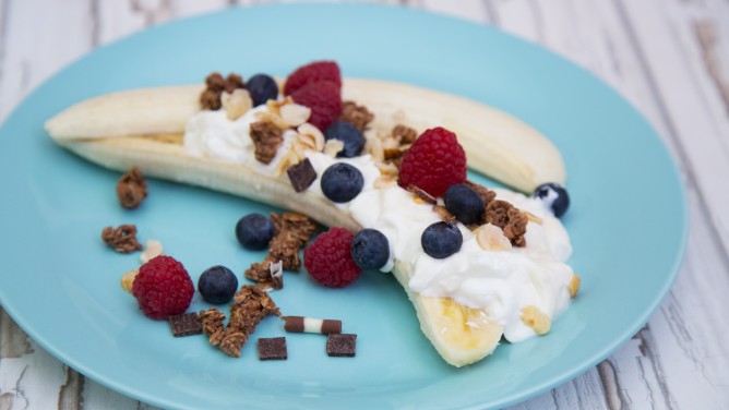 Frühstücks-Banana-Split mit Quark und Himbeeren