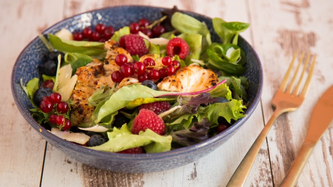 Leckerer Sommersalat mit Beeren & Hähnchen Leckerer Sommersalat mit Beeren & Hähnchen