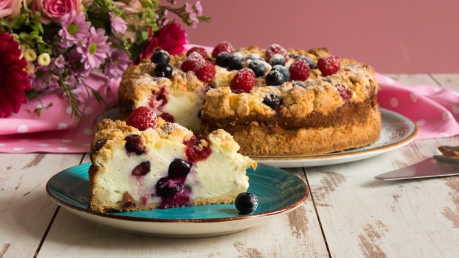 Beeren-Käsekuchen mit frischen Beeren und Streuseln   Beeren-Käsekuchen mit frischen Beeren und Streuseln