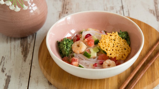 Glasnudelsalat mit Garnelen, Granatapfel und Käsechips Glasnudelsalat mit Garnelen, Granatapfel und Käsechips