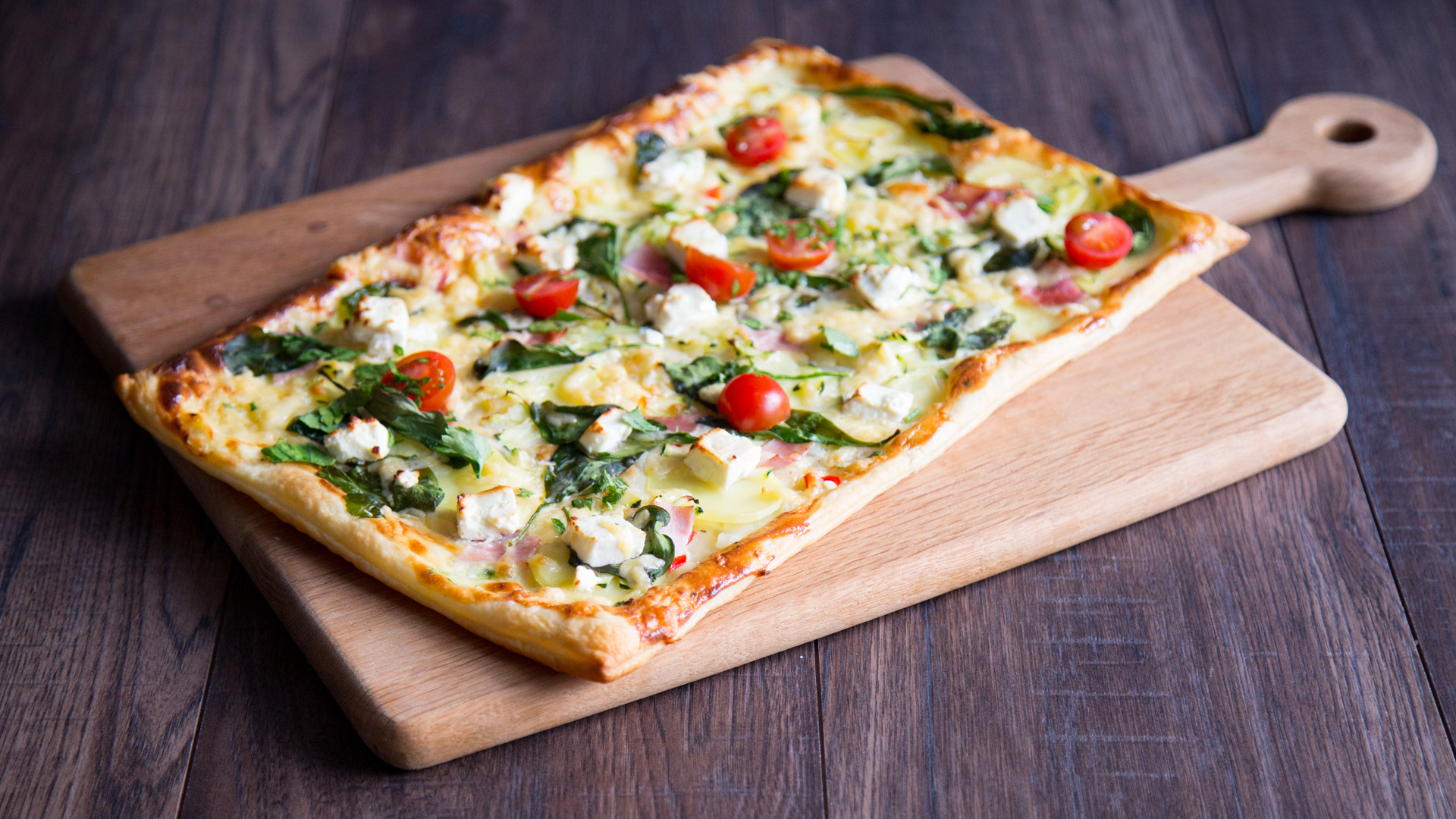 Herzhafte Blätterteigpizza mit Zucchini und Feta