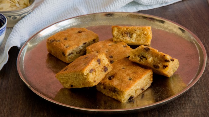 Leckere Blondies mit Mandelplättchen und Schokotropfen Leckere Blondies mit Mandelplättchen und Schokotropfen