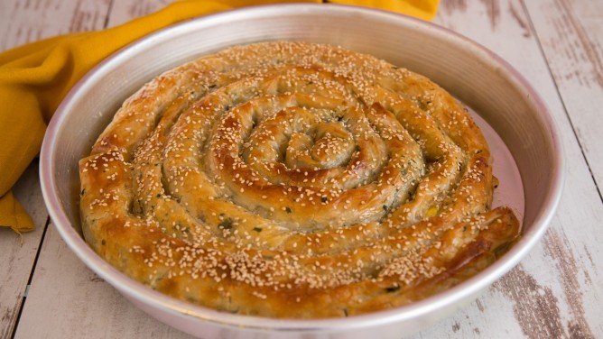 Türkischer Börek mit Spinat und Schafskäse