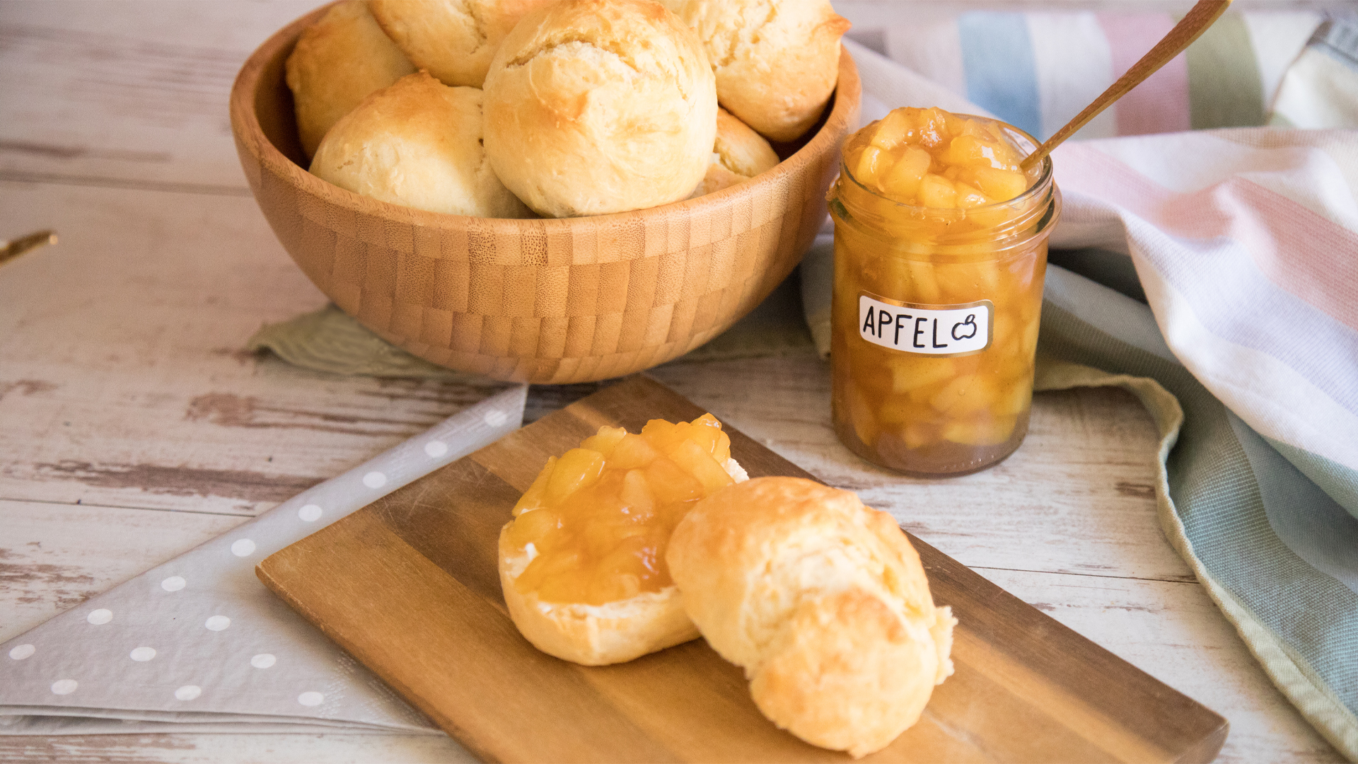 Schnell gebackenes Brötchen mit selbstgemachter Apfelkonfitüre