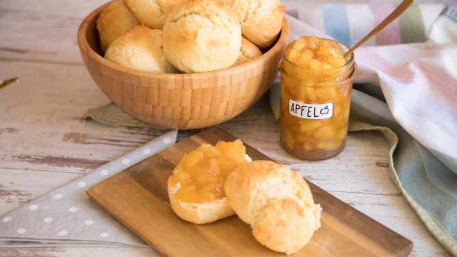 Schnell gebackenes Brötchen mit selbstgemachter Apfelkonfitüre
