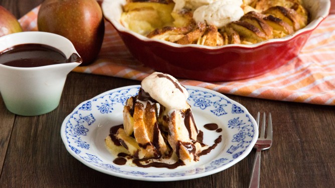 Bread Pudding mit Äpfeln, Vanilleeis und Schokoladensoße Bread Pudding mit Äpfeln, Vanilleeis und Schokoladensoße