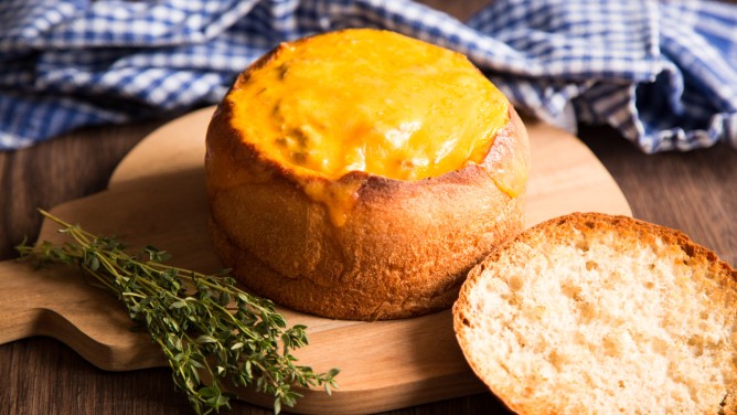 Bread Bowl mit Käse überbacken Bread Bowl mit Käse überbacken