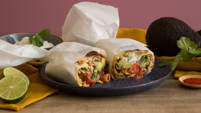 Breakfast Burrito mit Avocado, Bacon, Rührei &amp; Cheddar