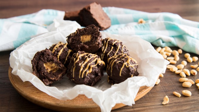 Gefährlich leckere Brownie Bombs mit Erdnusscremefüllung  Gefährlich leckere Brownie Bombs mit Erdnusscremefüllung