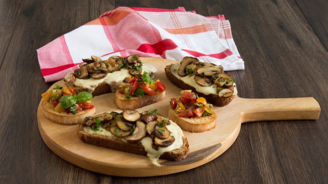 Bruschetta: Klassisch mit Tomaten & Rustikal mit Pilzen Bruschetta: Klassisch mit Tomaten & Rustikal mit Pilzen