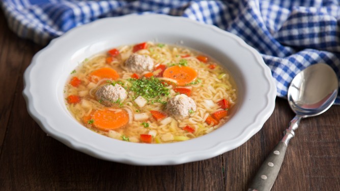 Leckere Buchstabensuppe mit Parmesan-Hackfleischkloesschen Leckere Buchstabensuppe mit Parmesan-Hackfleischkloesschen