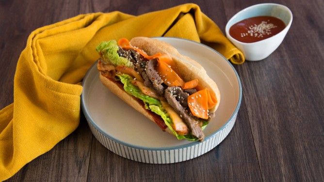 Koreanisches Bulgogi Sandwich mit Steak und Kimchi