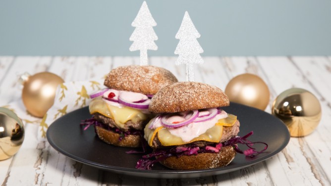 Burger Weihnachten mit Rotkohl und Raclettekäse