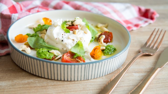 Cremige Burrata mit Ofentomaten und Rucola-Pesto Cremige Burrata mit Ofentomaten und Rucola-Pesto