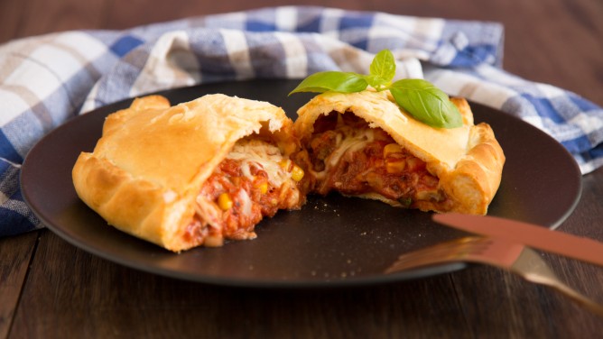 Calzone mit Tomaten und Thunfisch