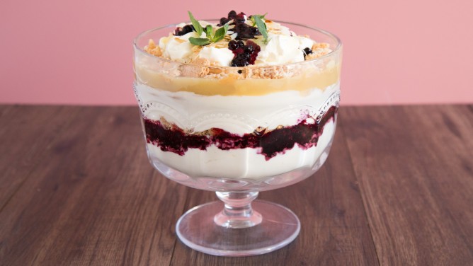Cheesecake-Mandel-Trifle mit Heidelbeeren und Apfelmus Cheesecake-Mandel-Trifle mit Heidelbeeren und Apfelmus