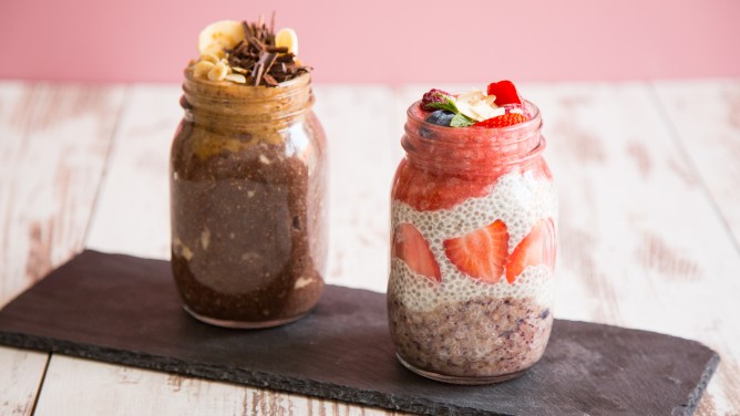 Selbstgemachter Chia-Pudding in 2 leckeren Varianten Selbstgemachter Chia-Pudding in 2 leckeren Varianten
