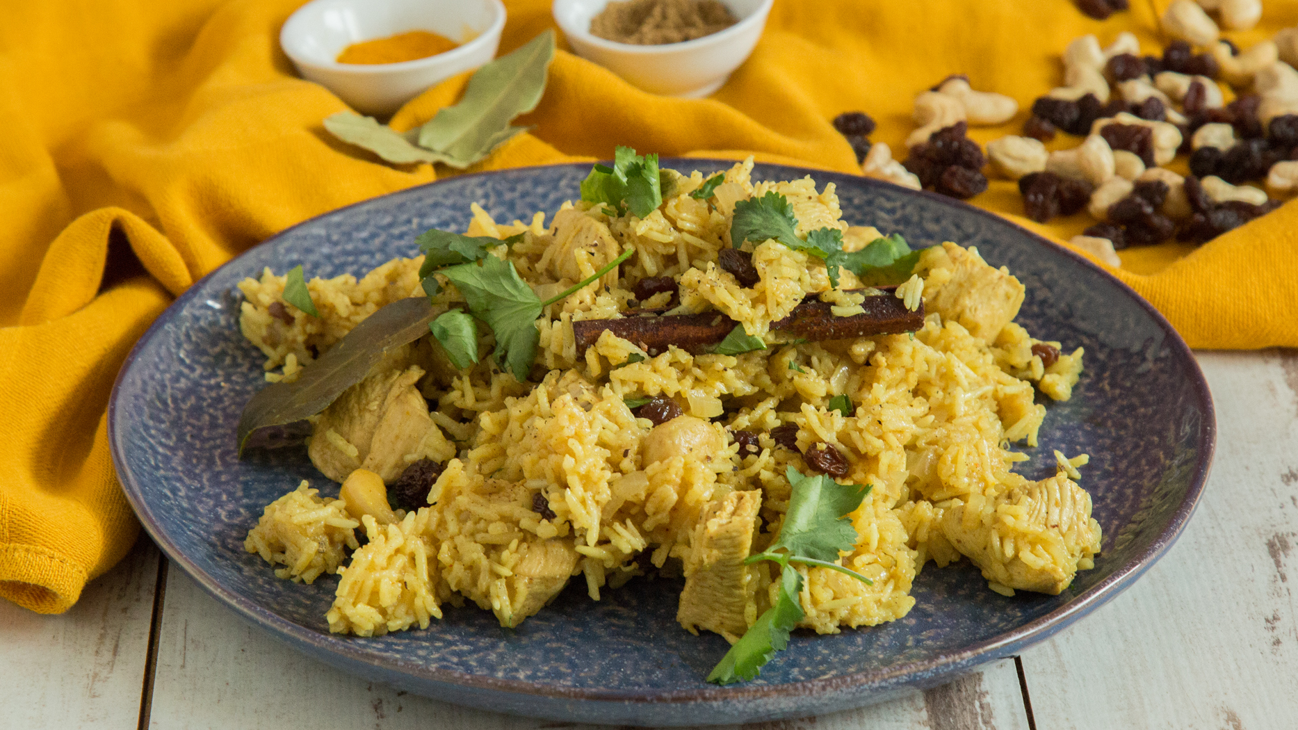 Würziges Chicken-Biryani mit Nüssen & Rosinen Würziges Chicken-Biryani mit Nüssen & Rosinen