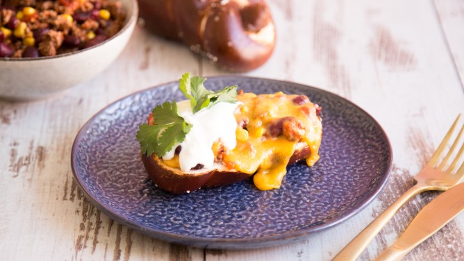 Herzhafte Chili con Carne-Laugenstangen mit Dip Herzhafte Chili con Carne-Laugenstangen mit Dip