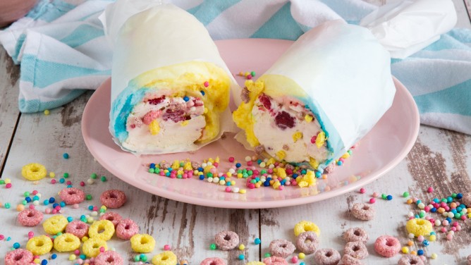Cotton Candy Burrito mit cremigem Himbeer-Vanille-Eis  Cotton Candy Burrito mit cremigem Himbeer-Vanille-Eis
