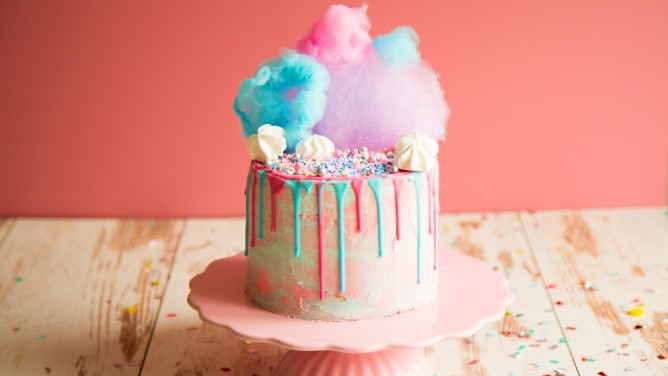 Bunter Coton-Candy-Cake mit Zuckerwatte Bunter Coton-Candy-Cake mit Zuckerwatte