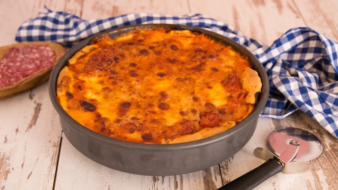 Deep Dish Pizza mit Tomatensoße, Salami und Mozzarella 
