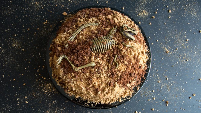 Leckerer Dino-Kuchen mit Schokolade und Erdnuss-Frosting Leckerer Dino-Kuchen mit Schokolade und Erdnuss-Frosting