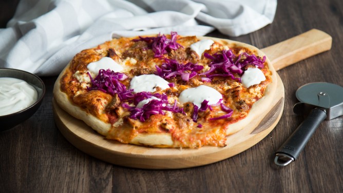 Selbstgemachte Dönerpizza mit Rotkohl und Feta