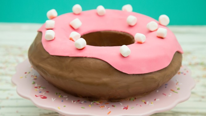 Saftiger Donut Cake mit Schokoglasur rosa Fondant