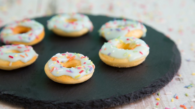 Mini-Donuts mit bunter Zuckergussglasur