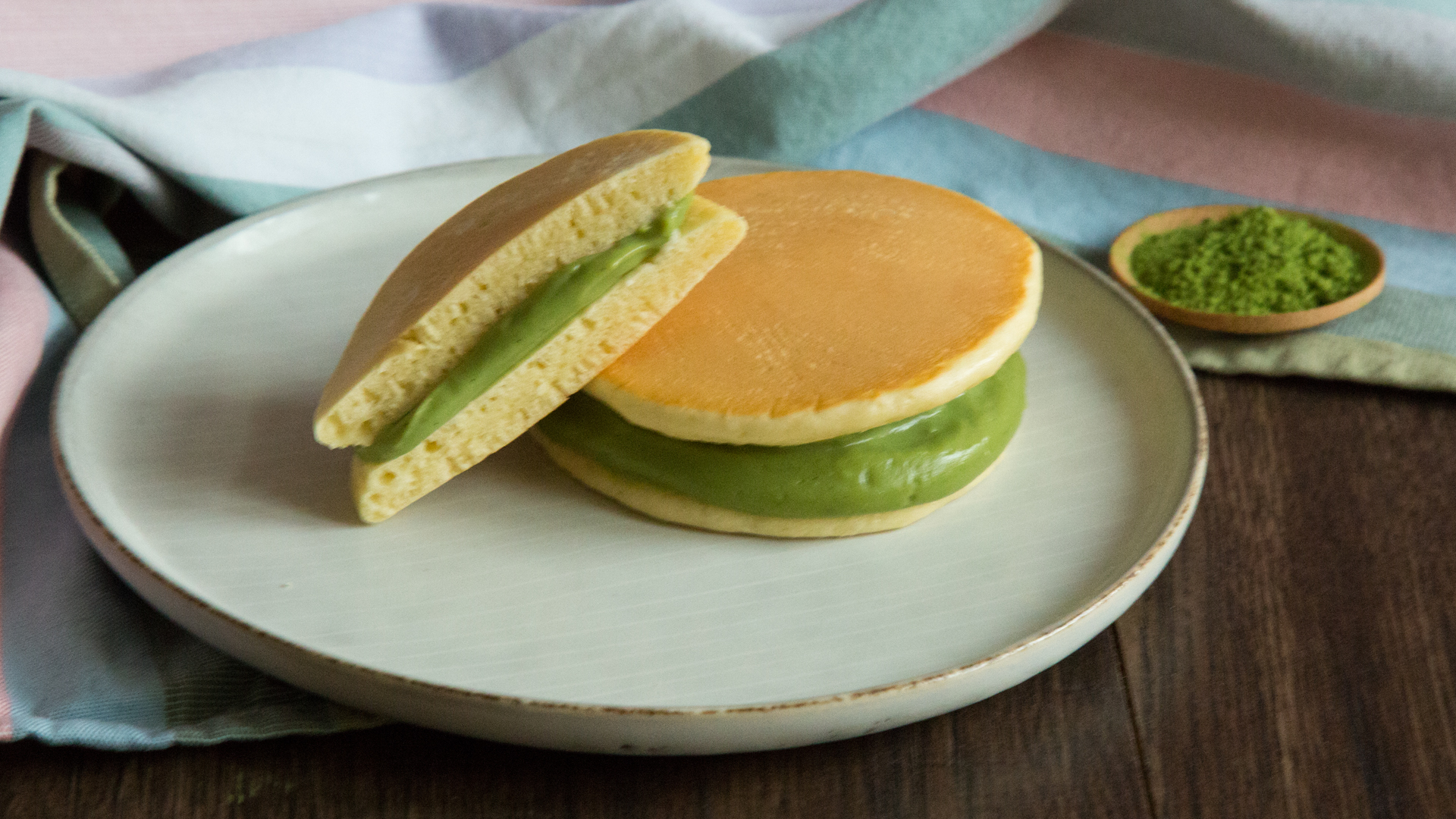 Dorayaki Japanische Pancakes mit MatchaPuddingFüllung
