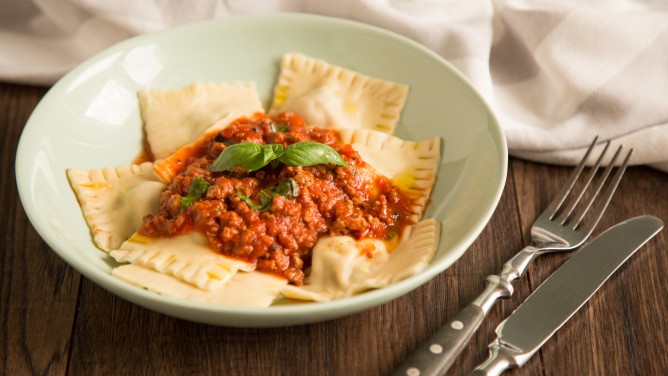 Selbstgemachte Ravioli mit Hackfüllung &amp; Bolognese-Soße